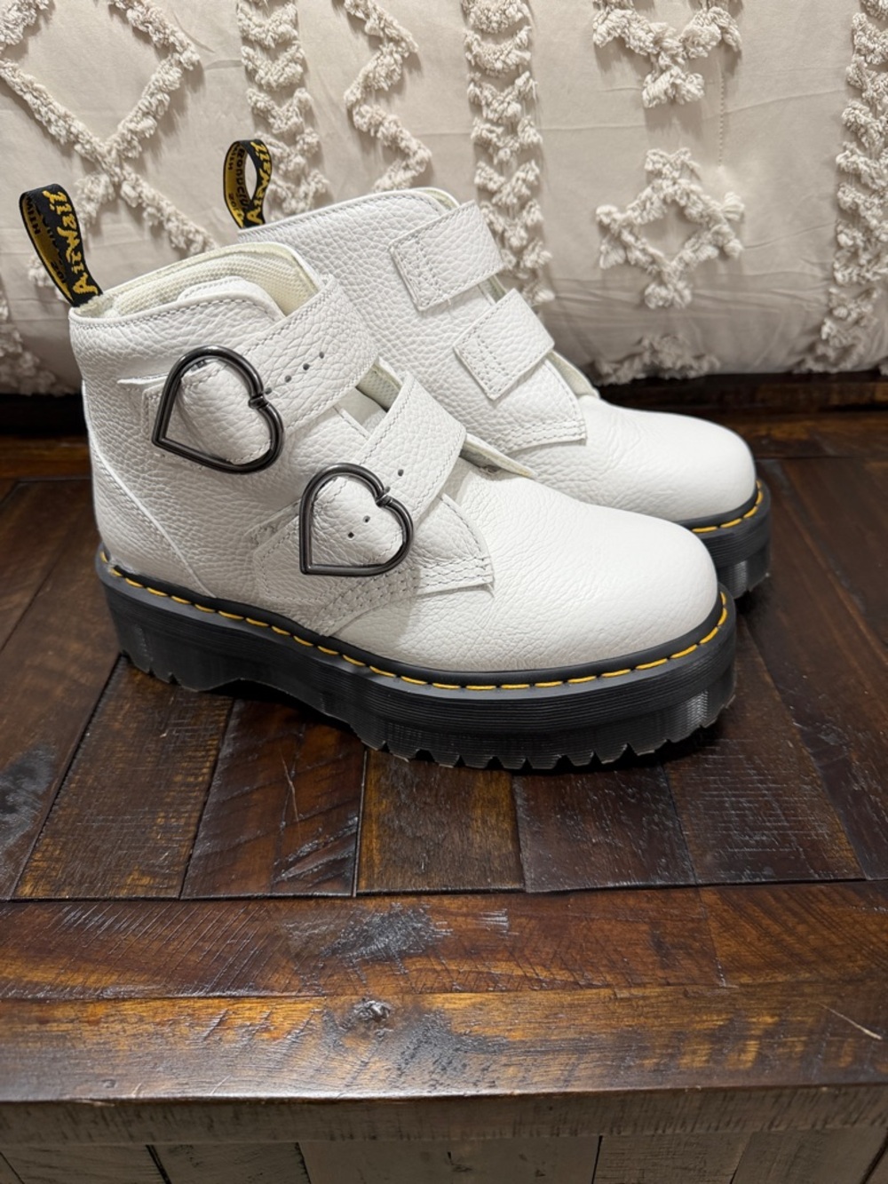 NWT Doc Martens Devon Heart White Leather Platform Boots Women's Size 9